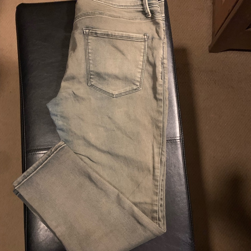 Free People Size 28 color darker green than pic. Appear lighter due to lighting